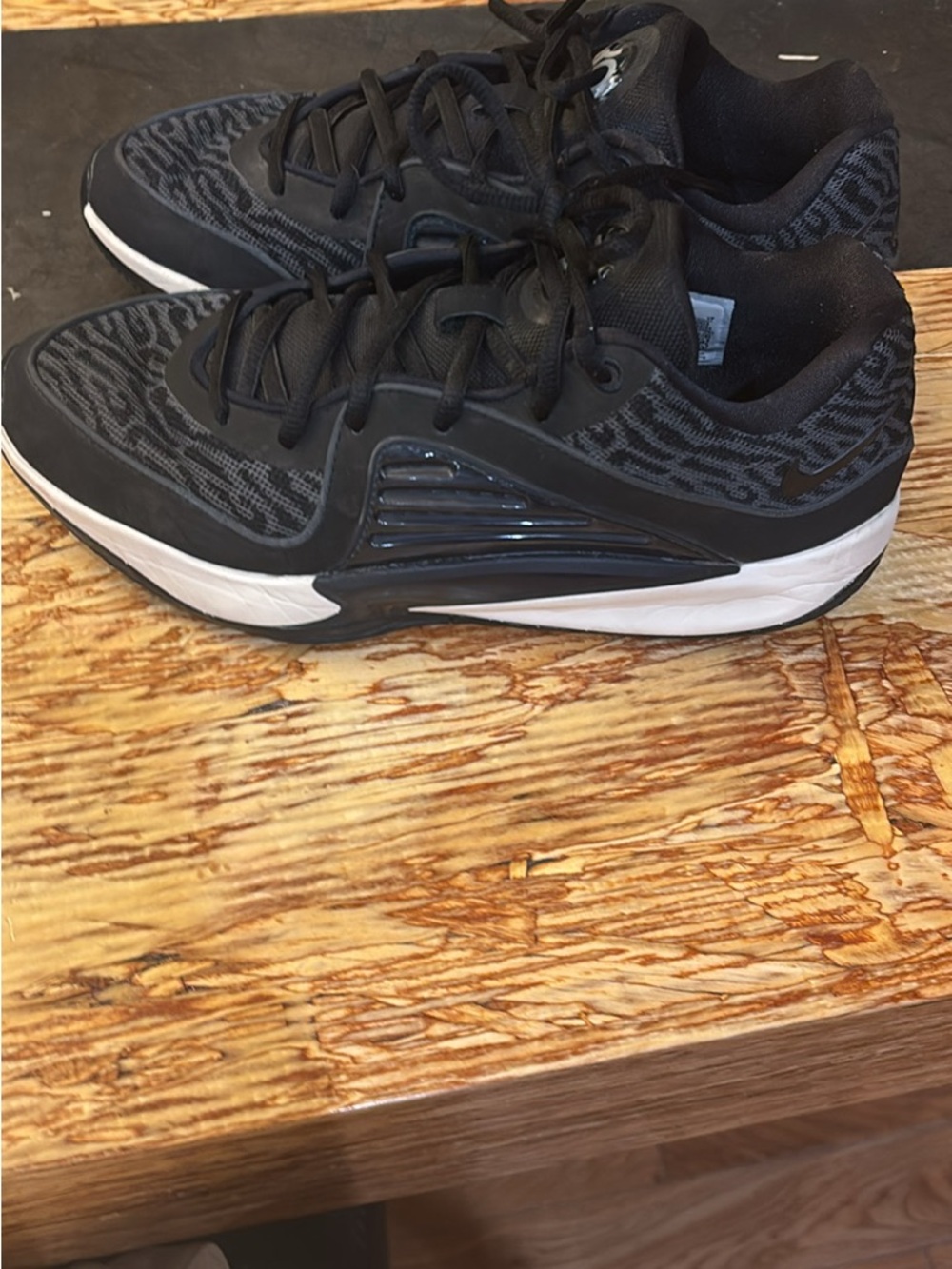Nike Men's Black and White Low-Top Sneakers